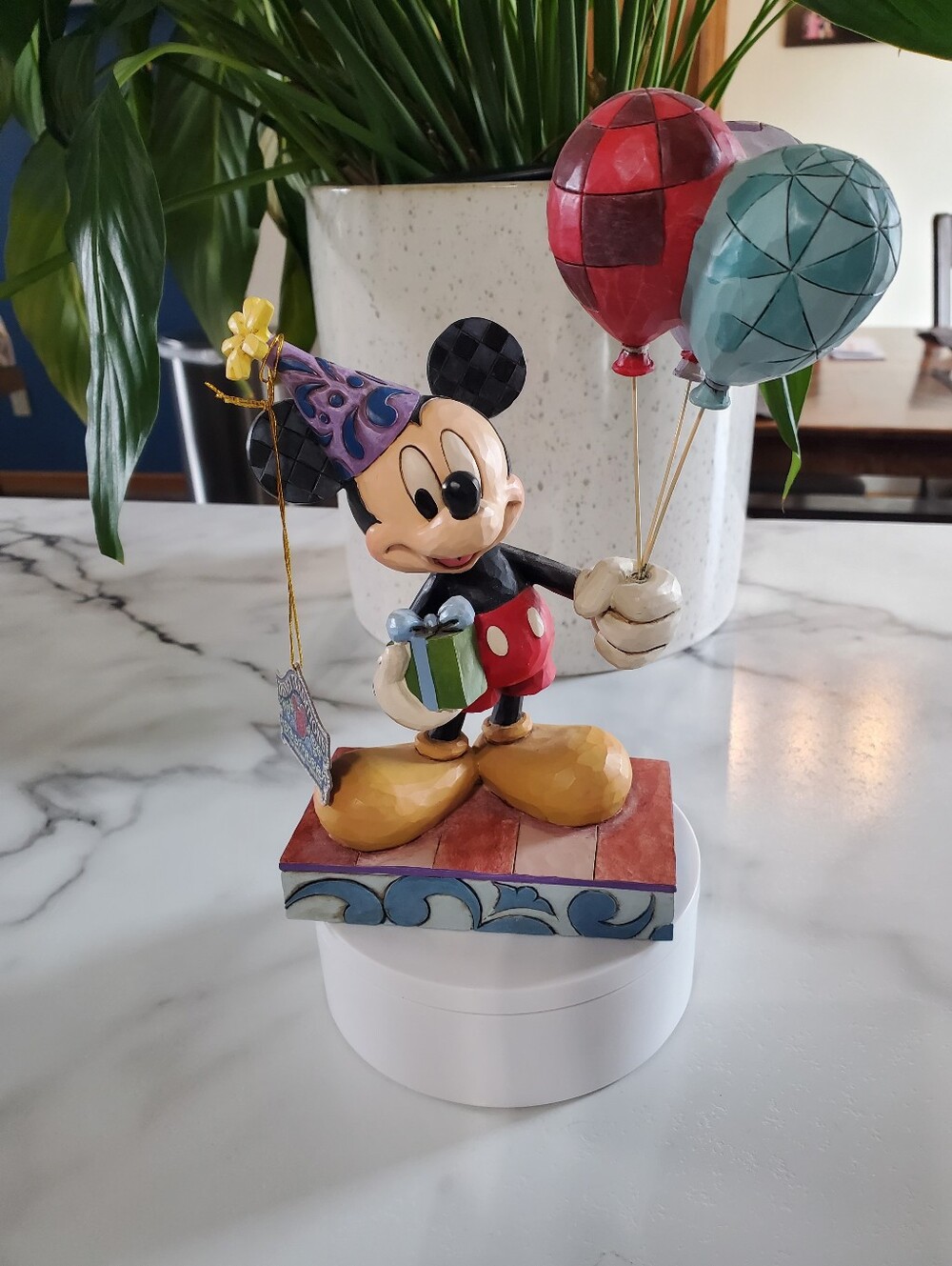 Mickey Mouse Cheerful Celebration Figurine - Picture 4 of 16